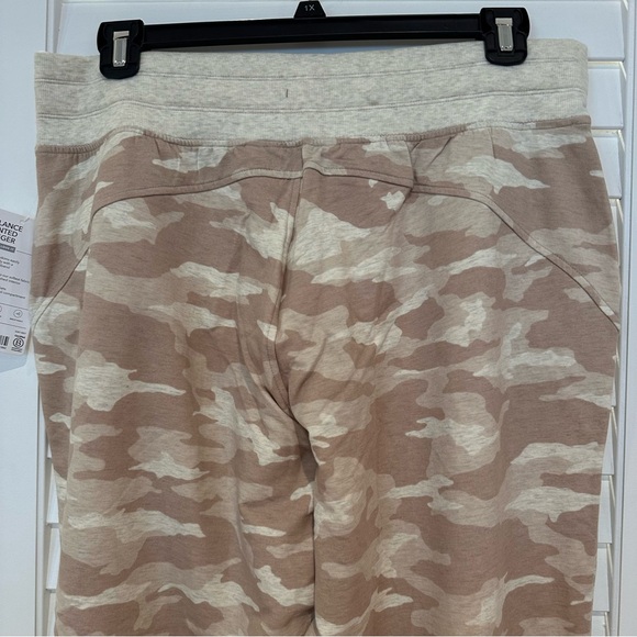 NWT Athleta Printed Balance Jogger Athleisure Pants Sz 1X 2X Beige Tan Camo New - Picture 8 of 9